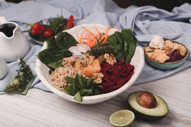 Taze salata tabağı ile karışık yeşillik