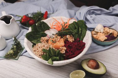 Taze salata tabağı ile karışık yeşillik