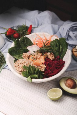 Taze salata tabağı ile karışık yeşillik