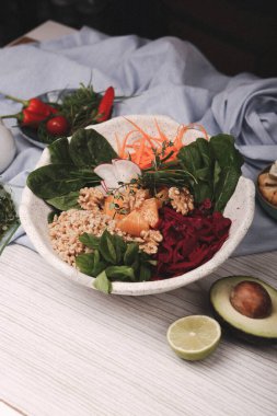 Taze salata tabağı ile karışık yeşillik