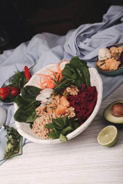 Taze salata tabağı ile karışık yeşillik