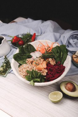 Taze salata tabağı ile karışık yeşillik