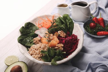 Taze salata tabağı ile karışık yeşillik