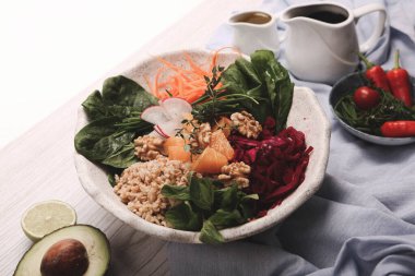 Taze salata tabağı ile karışık yeşillik