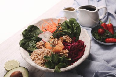 Taze salata tabağı ile karışık yeşillik