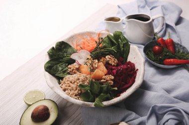 Taze salata tabağı ile karışık yeşillik