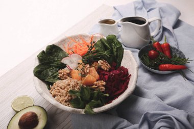 Taze salata tabağı ile karışık yeşillik