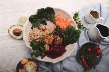 Taze salata tabağı ile karışık yeşillik