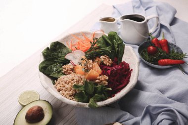 Taze salata tabağı ile karışık yeşillik