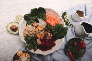 Taze salata tabağı ile karışık yeşillik