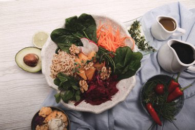 Taze salata tabağı ile karışık yeşillik