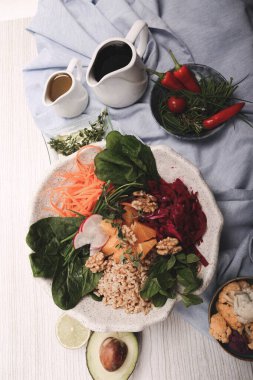 Taze salata tabağı ile karışık yeşillik