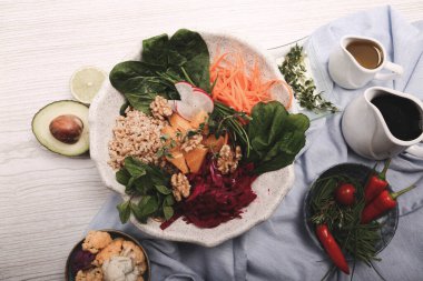 Taze salata tabağı ile karışık yeşillik