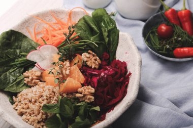 Taze salata tabağı ile karışık yeşillik