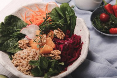 Taze salata tabağı ile karışık yeşillik