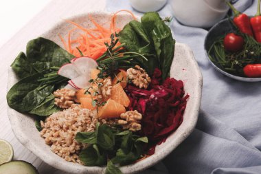 Taze salata tabağı ile karışık yeşillik