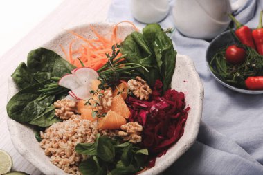 Taze salata tabağı ile karışık yeşillik