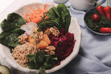 Taze salata tabağı ile karışık yeşillik