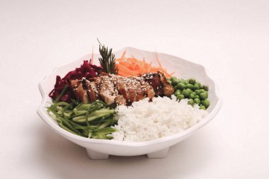 Taze salata tabağı ile karışık yeşillik