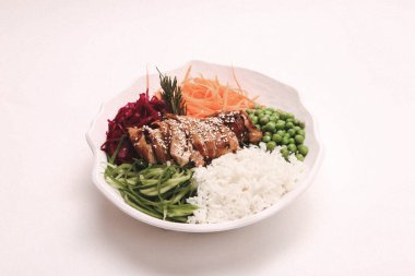 Taze salata tabağı ile karışık yeşillik