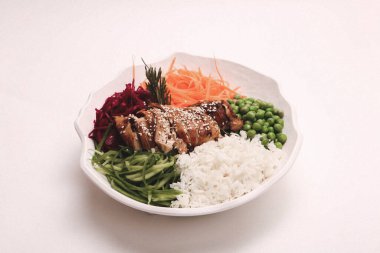 Taze salata tabağı ile karışık yeşillik