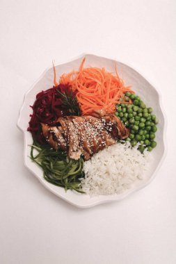 Taze salata tabağı ile karışık yeşillik