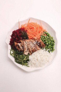 Taze salata tabağı ile karışık yeşillik