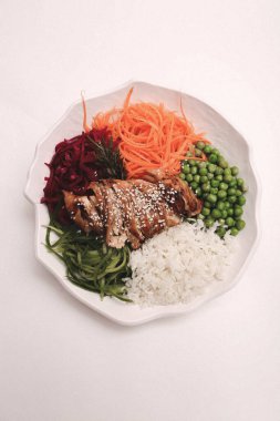 Taze salata tabağı ile karışık yeşillik