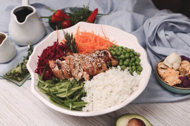 Taze salata tabağı ile karışık yeşillik