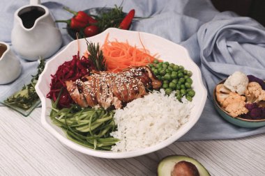 Taze salata tabağı ile karışık yeşillik