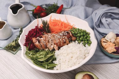 Taze salata tabağı ile karışık yeşillik