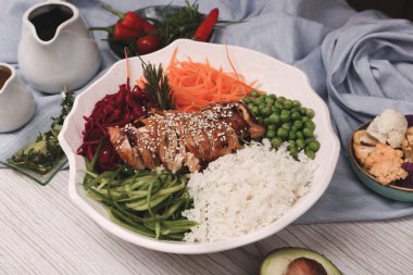 Taze salata tabağı ile karışık yeşillik