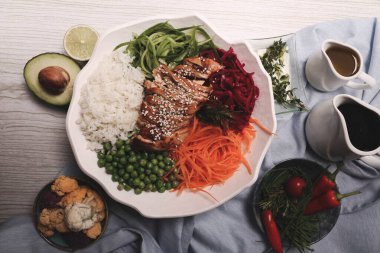 Taze salata tabağı ile karışık yeşillik