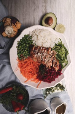 Taze salata tabağı ile karışık yeşillik