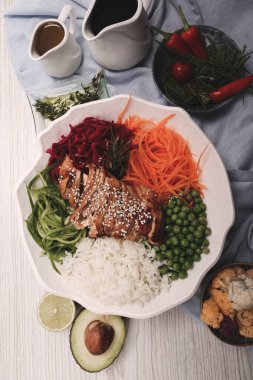 Taze salata tabağı ile karışık yeşillik