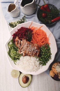 Taze salata tabağı ile karışık yeşillik