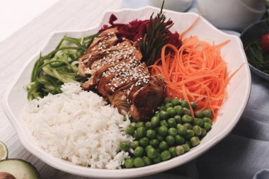 Taze salata tabağı ile karışık yeşillik