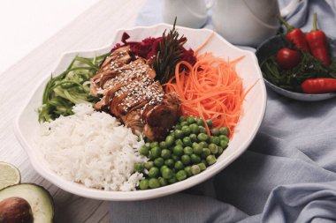 Taze salata tabağı ile karışık yeşillik