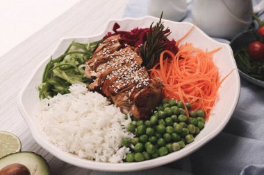 Taze salata tabağı ile karışık yeşillik