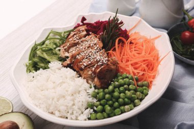 Taze salata tabağı ile karışık yeşillik