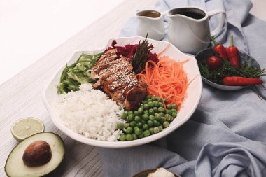 Taze salata tabağı ile karışık yeşillik