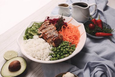 Taze salata tabağı ile karışık yeşillik