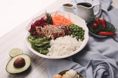 Taze salata tabağı ile karışık yeşillik