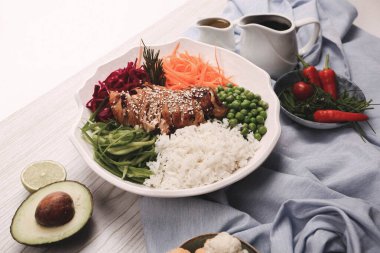 Taze salata tabağı ile karışık yeşillik