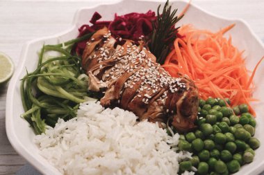 Taze salata tabağı ile karışık yeşillik