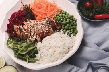 Taze salata tabağı ile karışık yeşillik