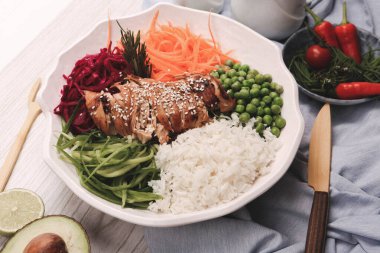 Taze salata tabağı ile karışık yeşillik