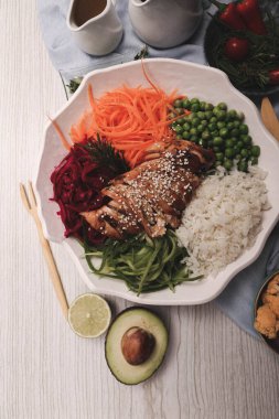 Taze salata tabağı ile karışık yeşillik