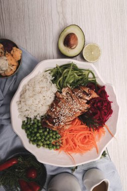 Taze salata tabağı ile karışık yeşillik