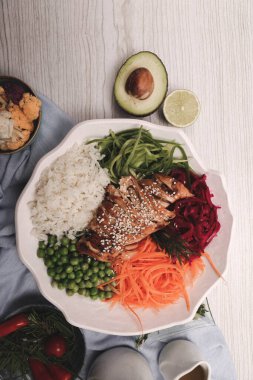 Taze salata tabağı ile karışık yeşillik